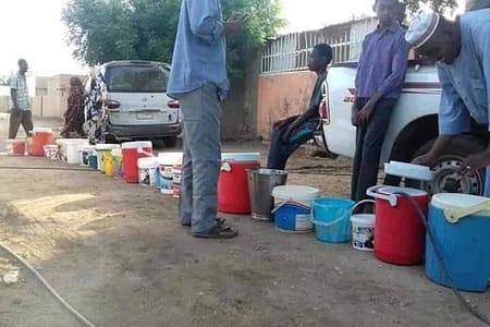مواطنو الخرطوم بحري يواجهون خطر الموت عطشاً.. ومآسٍ تبكي الحجر